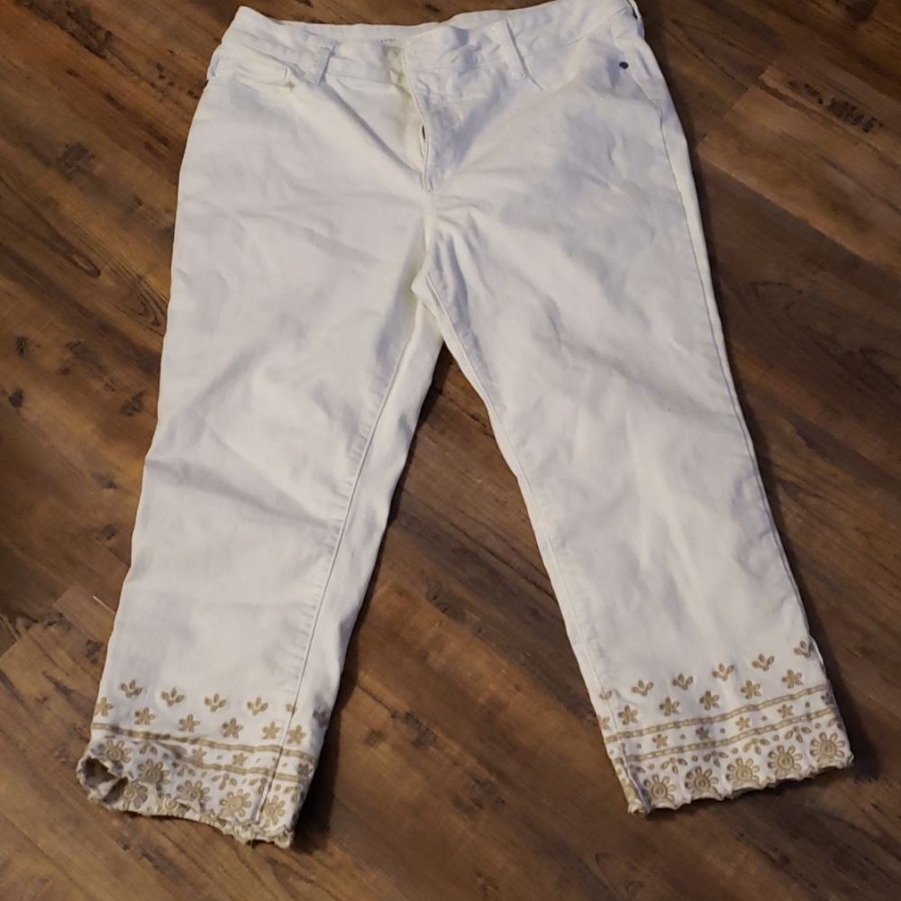 White capri jeans